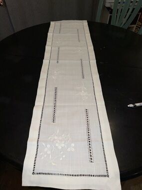 Elegant Cream Irish Linen Embroidered Table Runner 42x11in